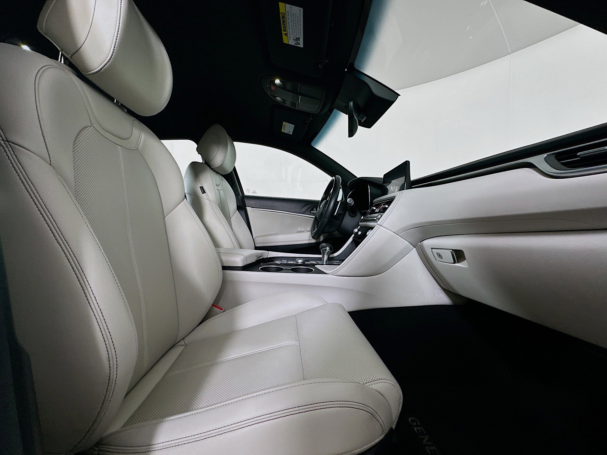 Used 2025 Genesis G70 2.5T image 32