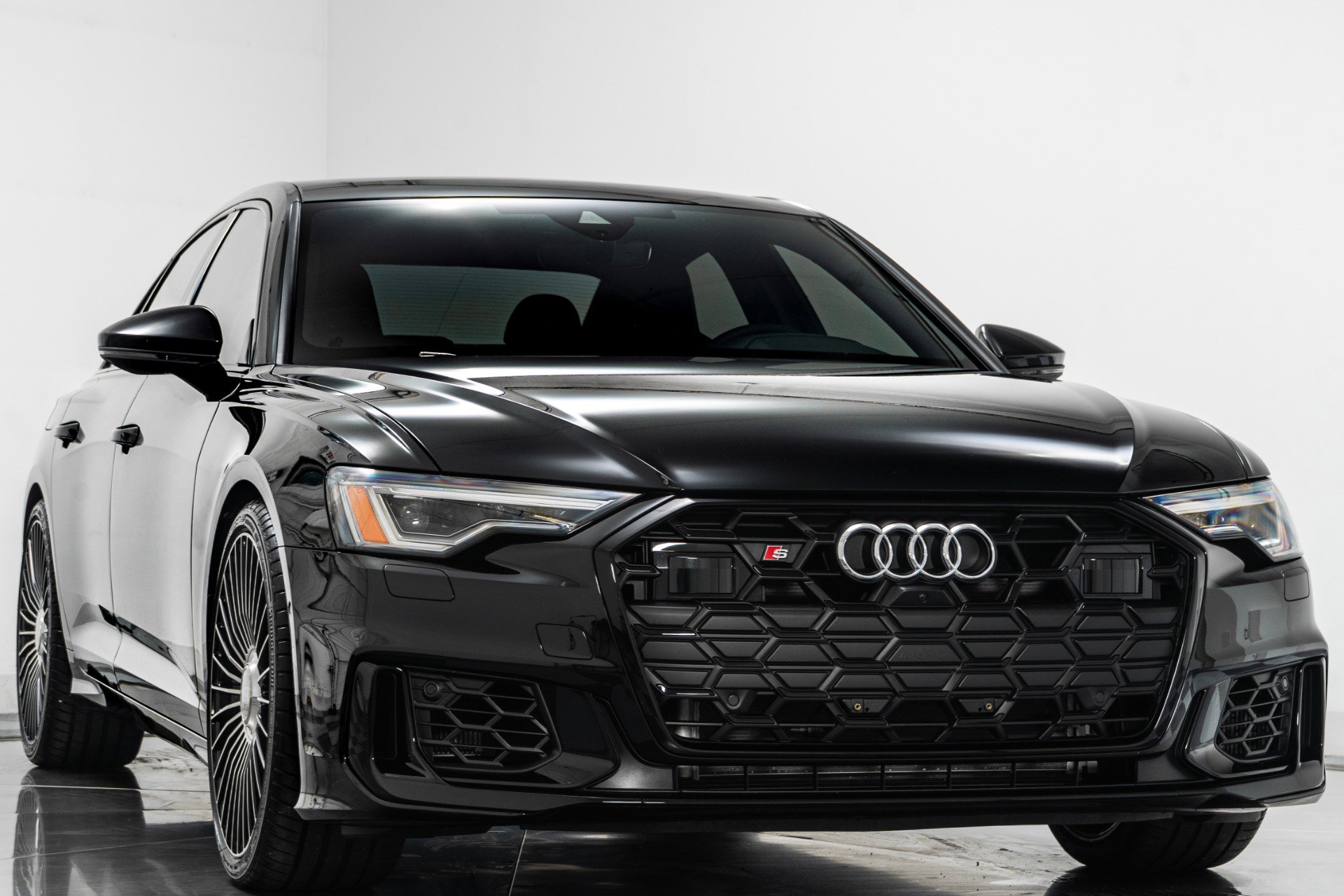 Used 2025 Audi S6 Premium Plus w/ Premium Plus Package image 3