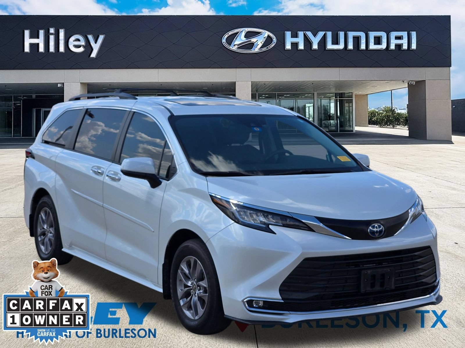 Used 2023 Toyota Sienna XLE FWD image 2