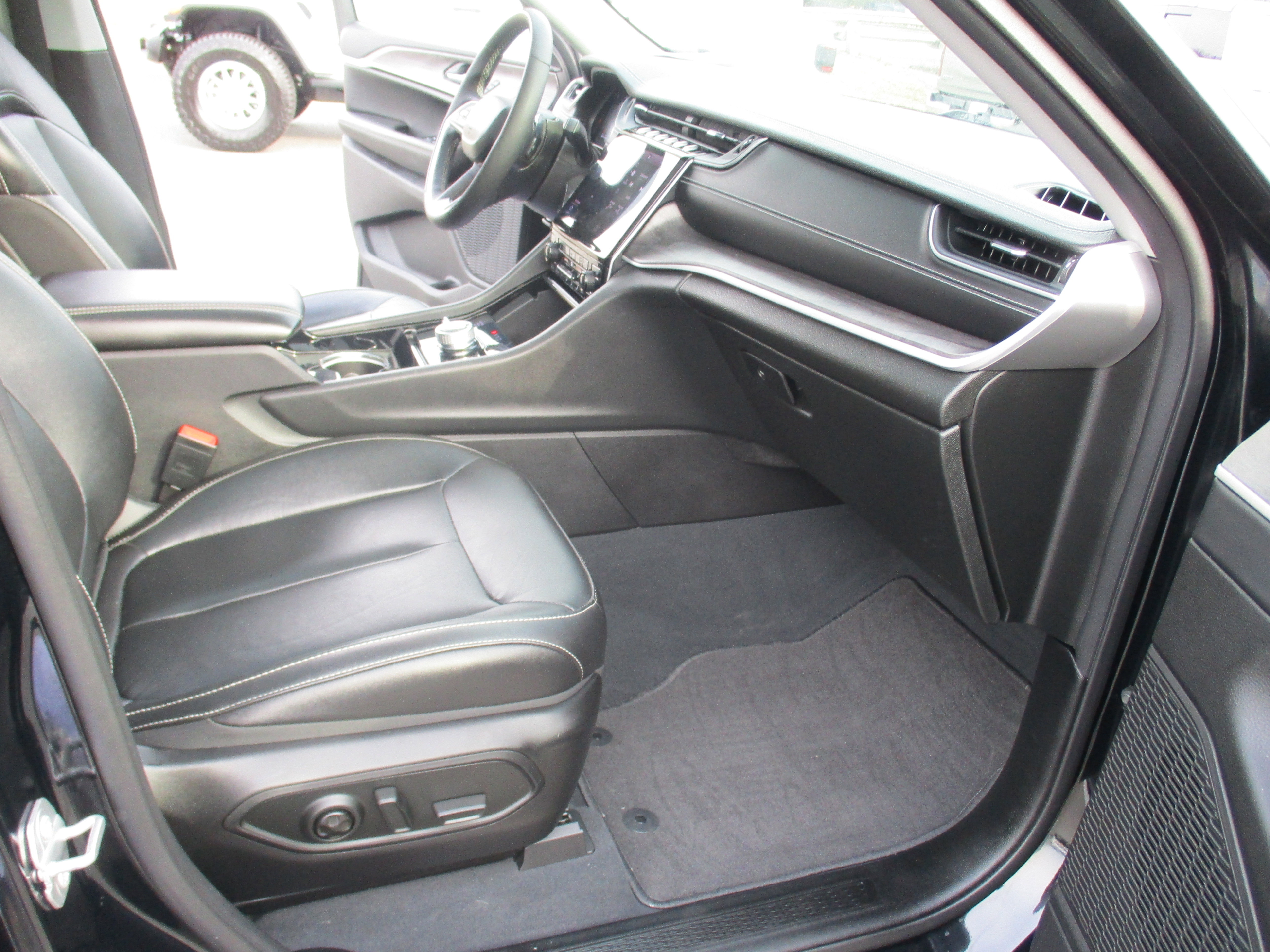 Certified 2023 Jeep Grand Cherokee Limited w/ Black Appearance Package AWD/4WD image 16