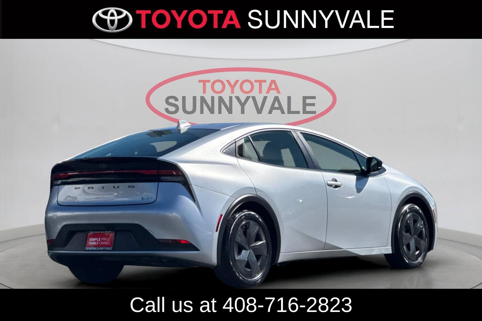 Used 2025 Toyota Prius LE image 3