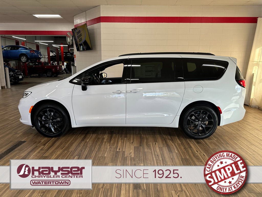 New 2026 Chrysler Pacifica Limited w/ S Appearance Package image 2