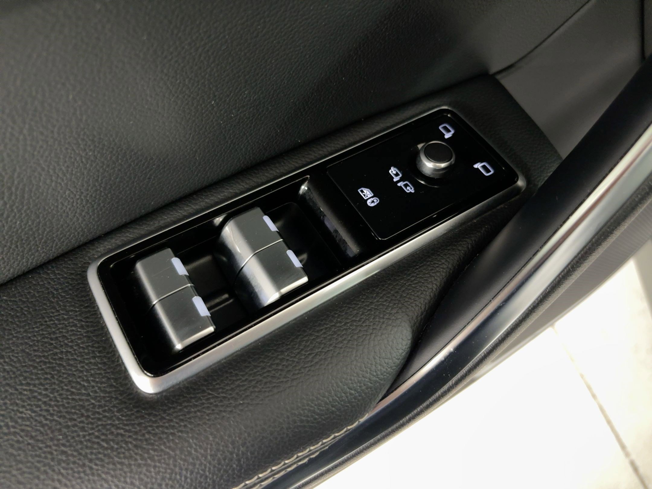 Used 2024 Jaguar F-PACE R-Dynamic S image 13