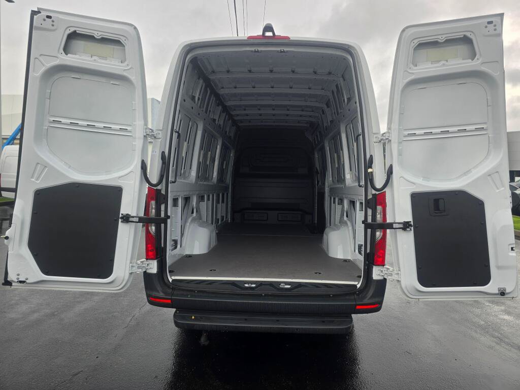 New 2025 Mercedes-Benz eSprinter 170 Cargo image 16