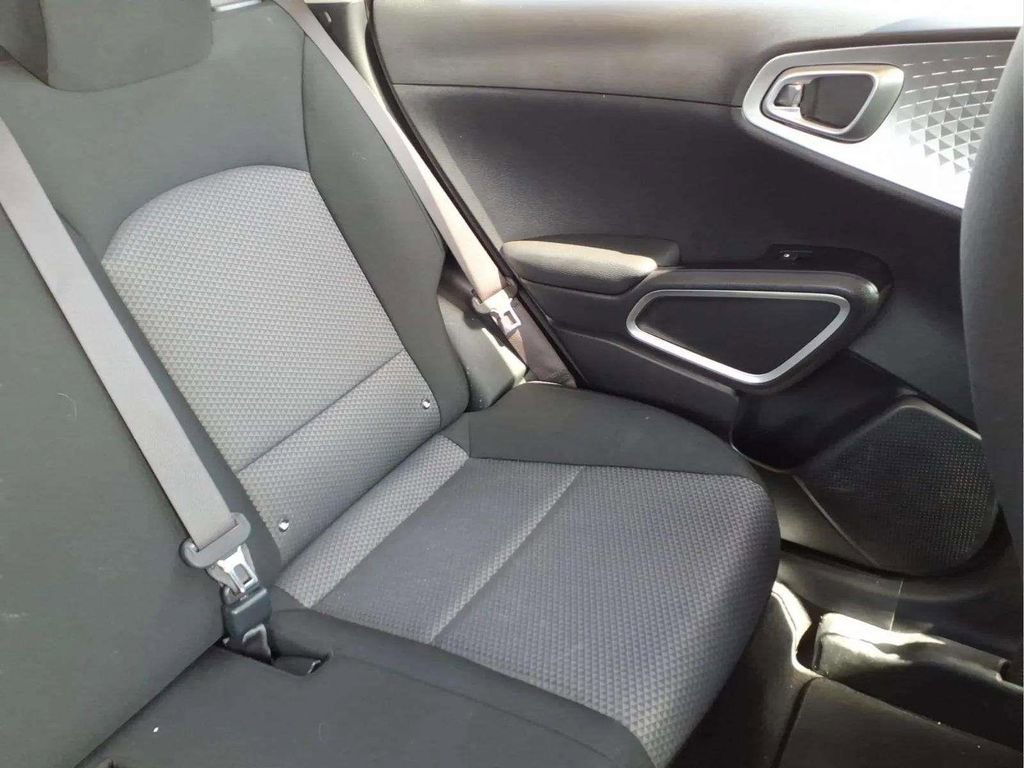 Used 2025 Kia Soul LX w/ LX Technology Package FWD image 18