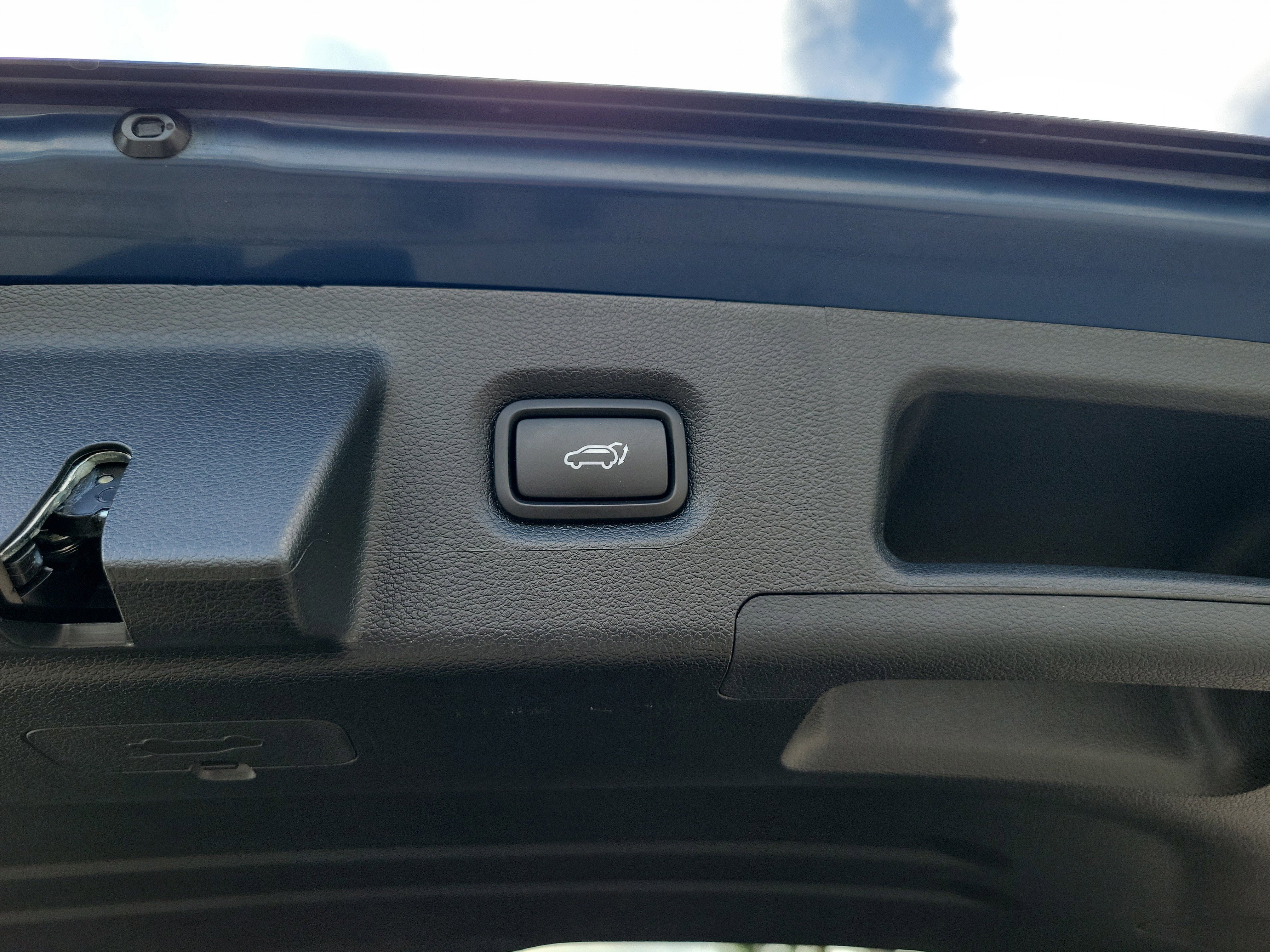 Used 2023 Hyundai Santa Fe SEL w/ Cargo Package image 6