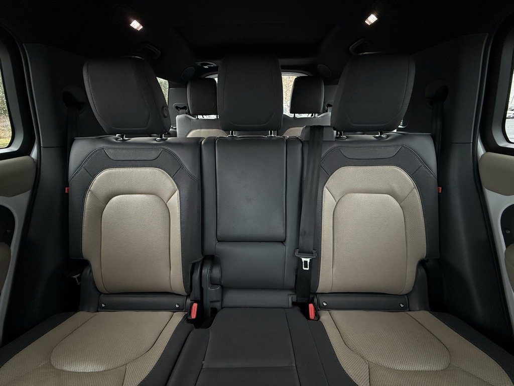 Used 2023 Land Rover Defender 130 X-Dynamic SE image 29