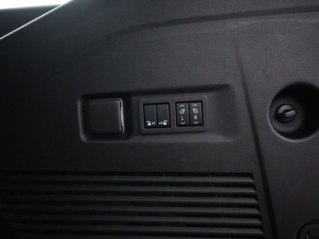 Used 2025 GMC Yukon XL Denali image 49