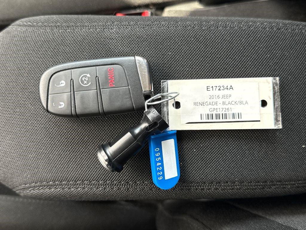 Used 2016 Jeep Renegade Latitude FWD image 4