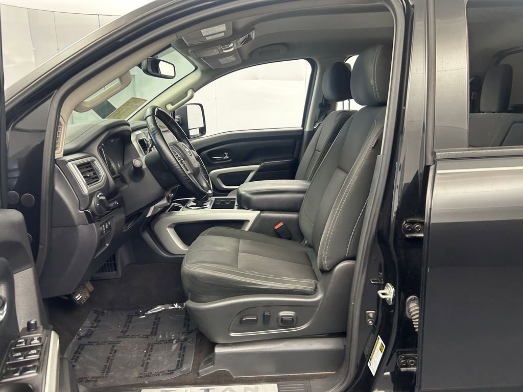 Used 2019 Nissan Titan SV w/ SV Convenience Package image 3