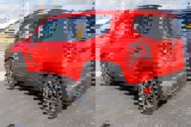 Used 2018 Jeep Renegade Latitude w/ Cold Weather Group image 2