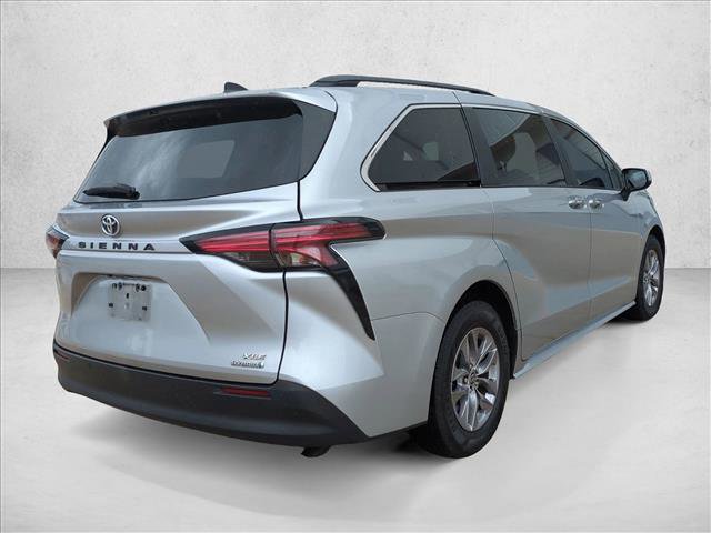 Used 2022 Toyota Sienna XLE image 5