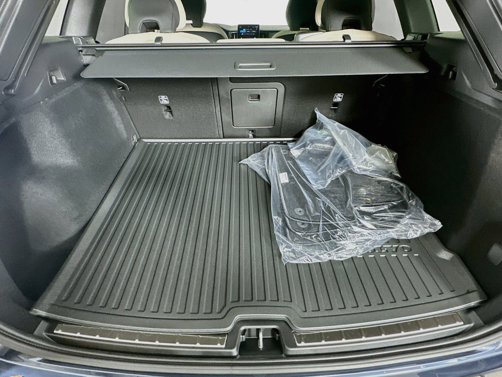 New 2027 Volvo XC60 B5 Plus AWD/4WD image 40