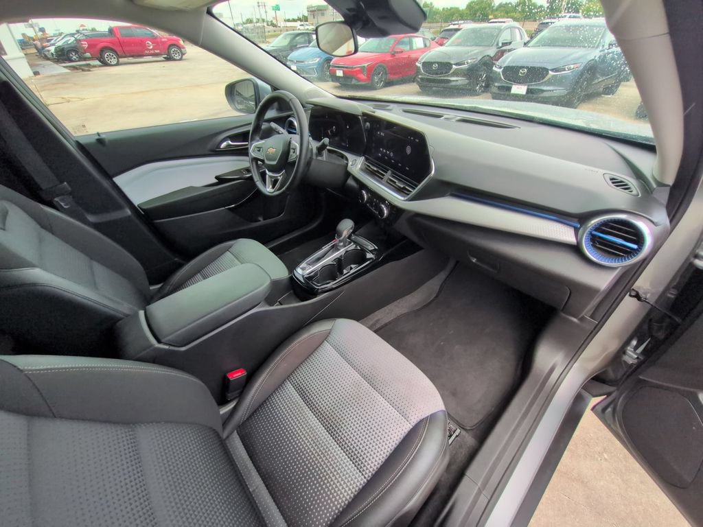 Used 2025 Chevrolet Trax LT w/ LT Convenience Package FWD image 31