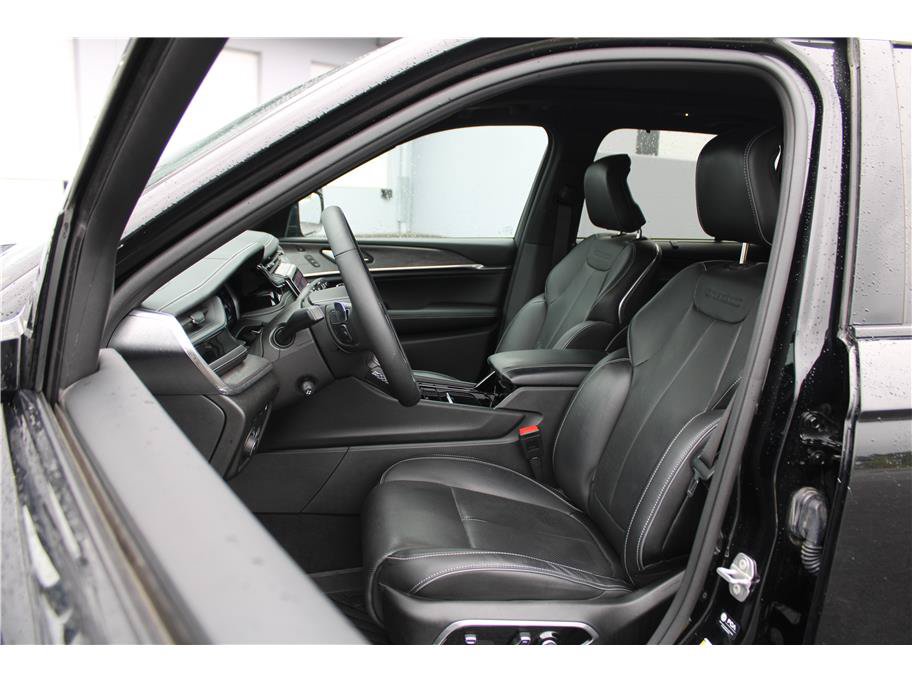 Used 2022 Jeep Grand Cherokee Overland w/ Luxury Tech Group IV AWD/4WD image 9