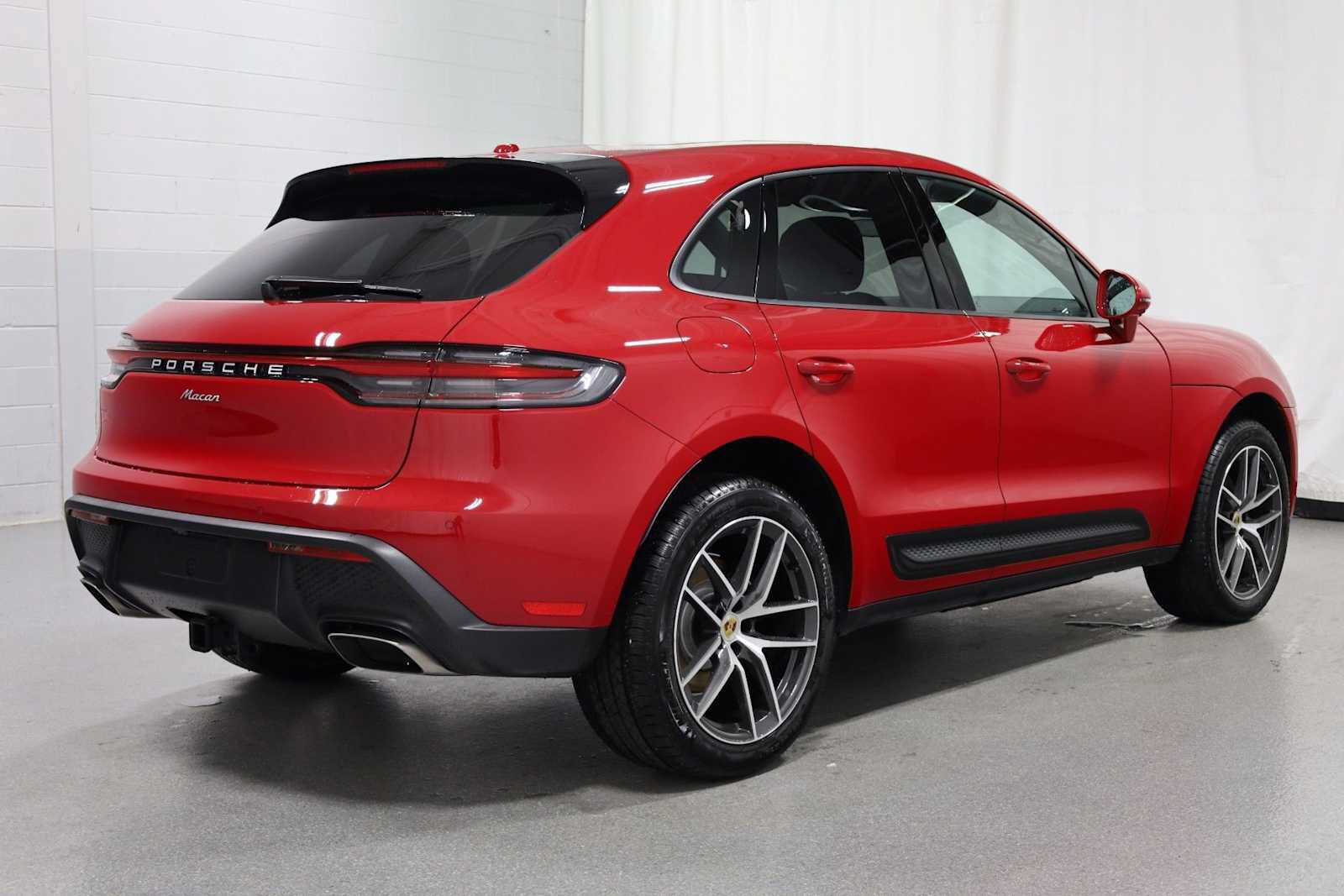 Certified 2025 Porsche Macan image 9