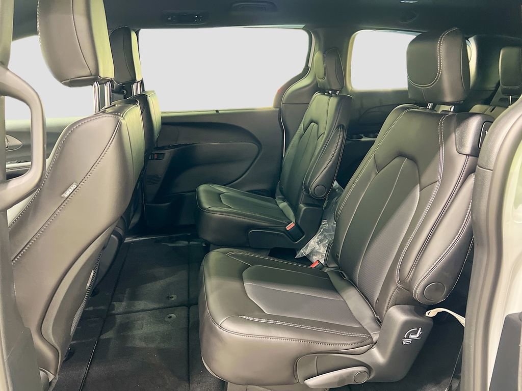 New 2026 Chrysler Pacifica Select image 11