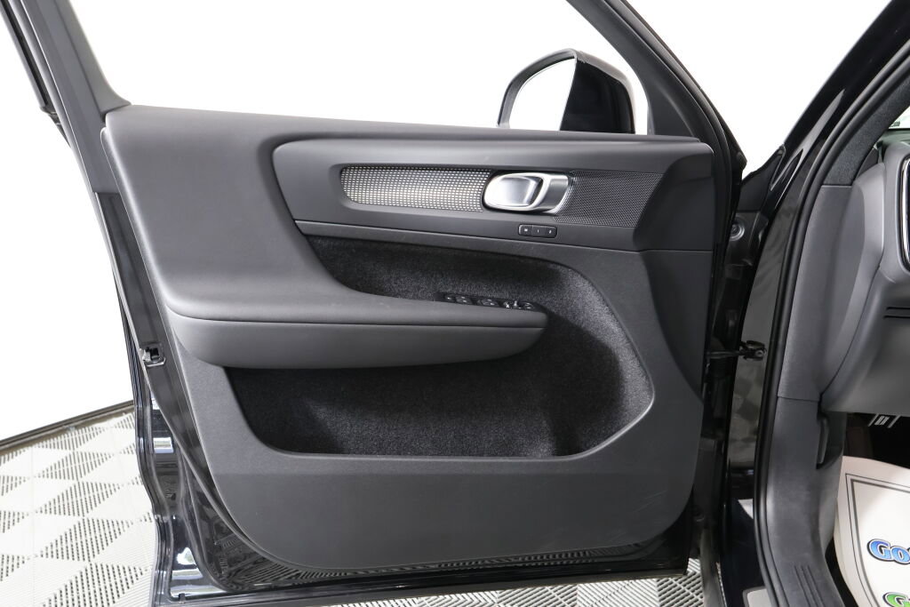 Used 2022 Volvo XC40 T5 R-Design image 12