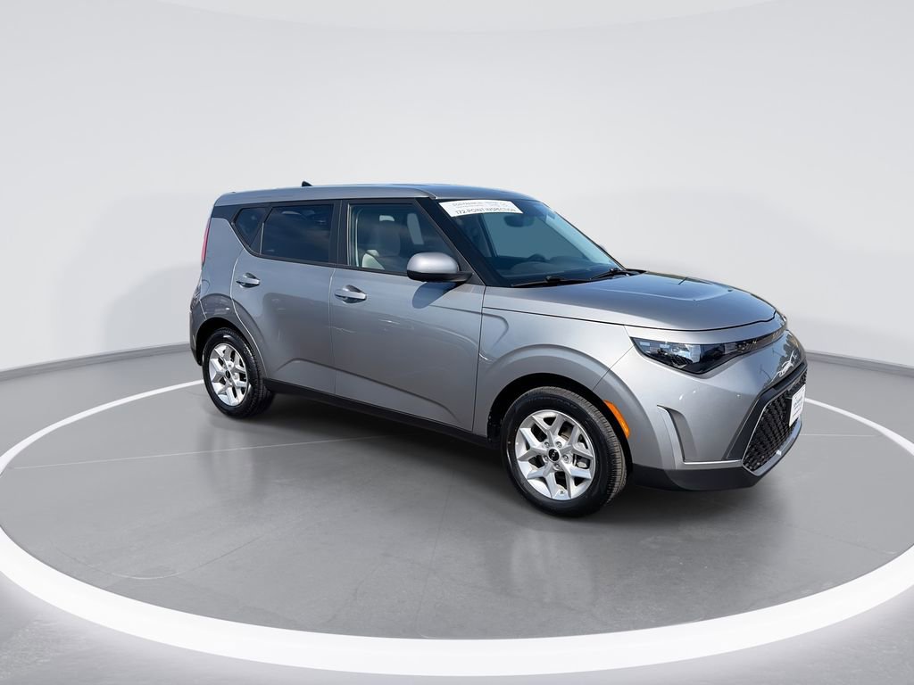 Used 2025 Kia Soul LX w/ LX Technology Package FWD image 2