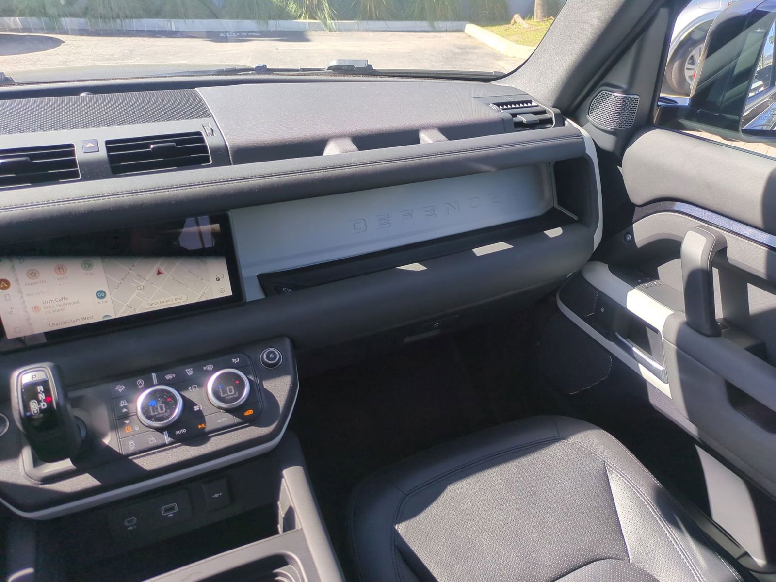 Used 2024 Land Rover Defender 110 SE image 28