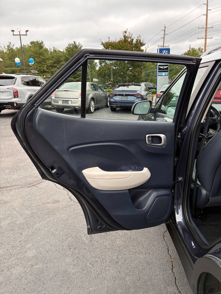Used 2021 Hyundai Venue FWD image 43