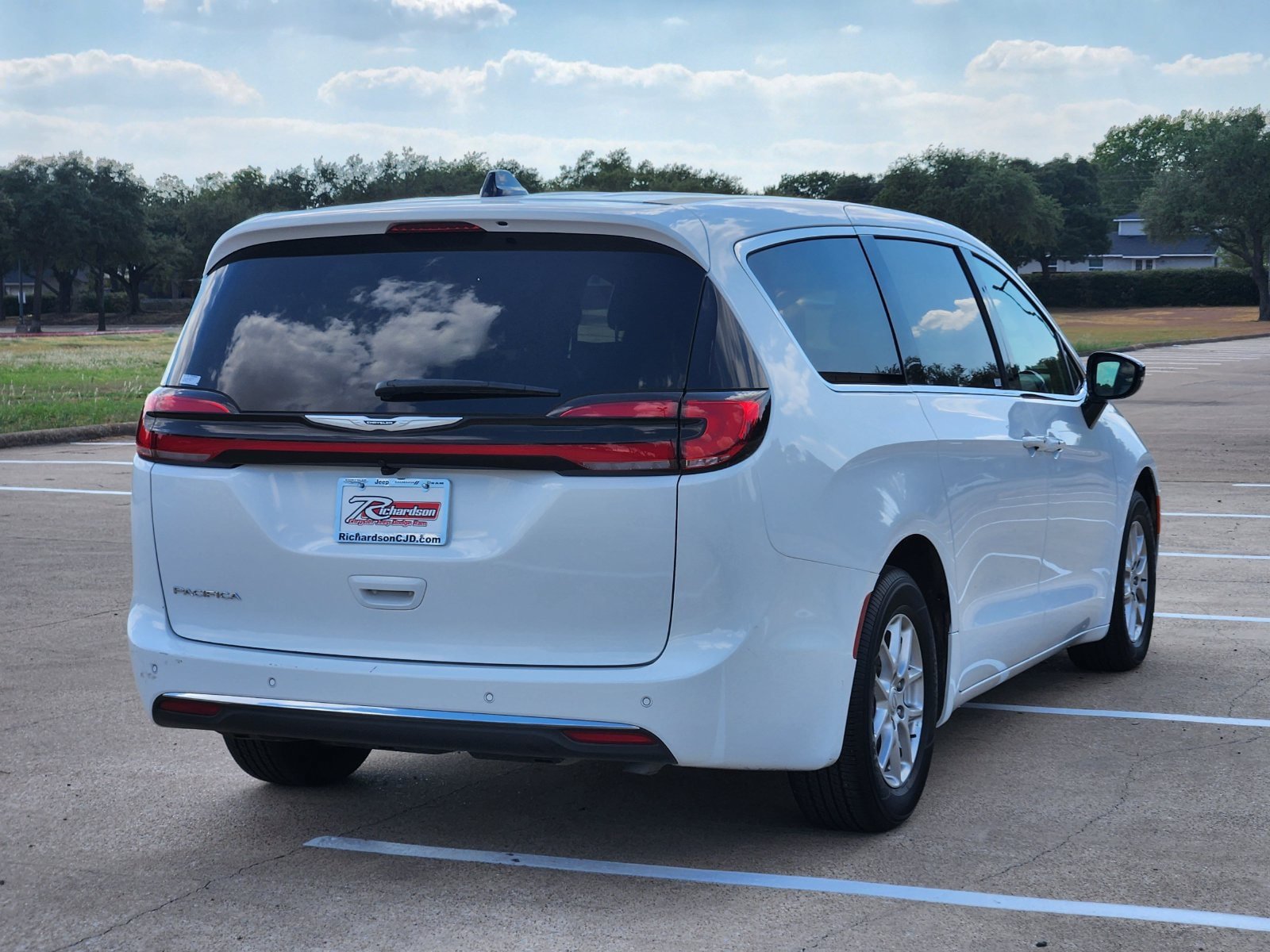 Used 2026 Chrysler Pacifica Select FWD image 6