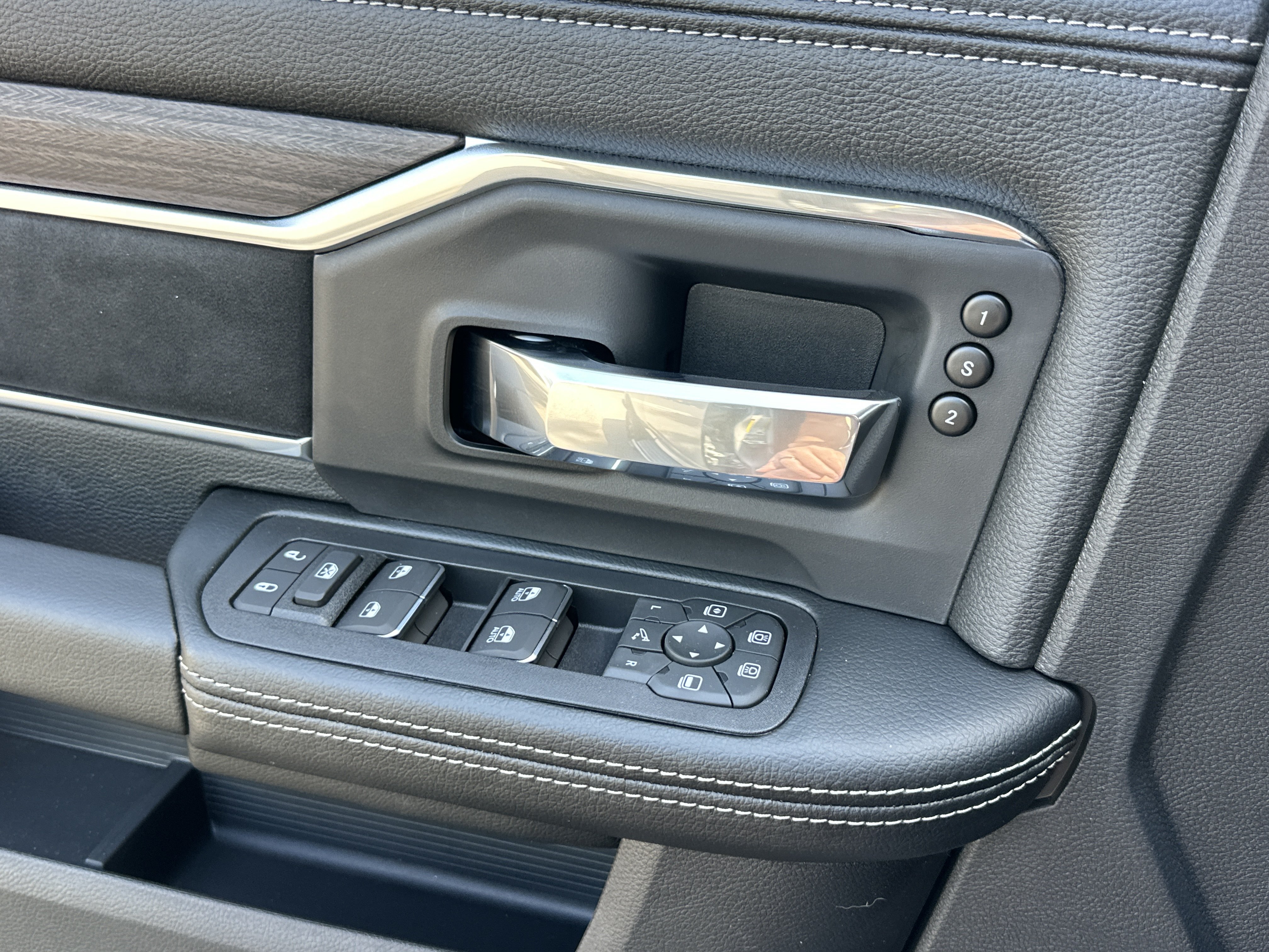 New 2026 RAM 2500 Laramie AWD/4WD image 13
