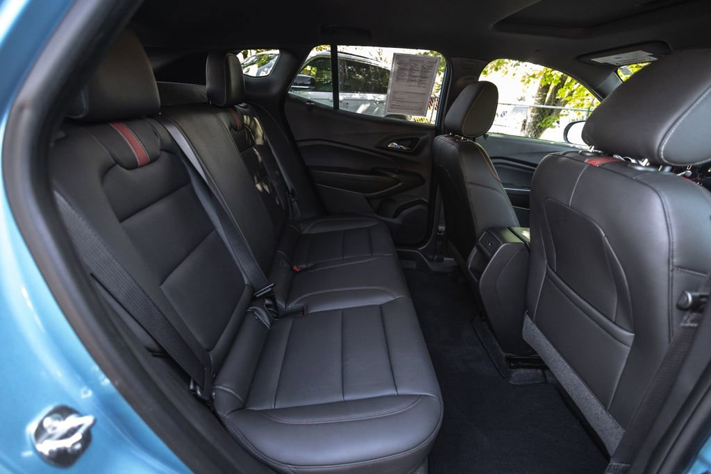 Used 2025 Chevrolet Trax RS w/ Sunroof Package FWD image 31