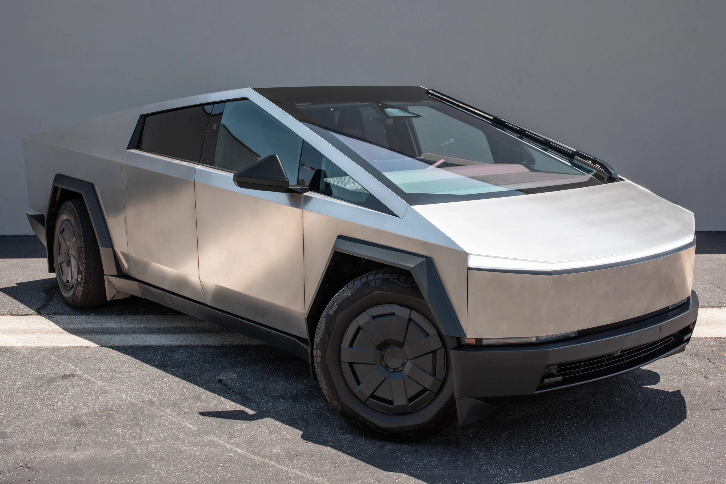 Used 2025 Tesla Cybertruck AWD Crew Cab image 6