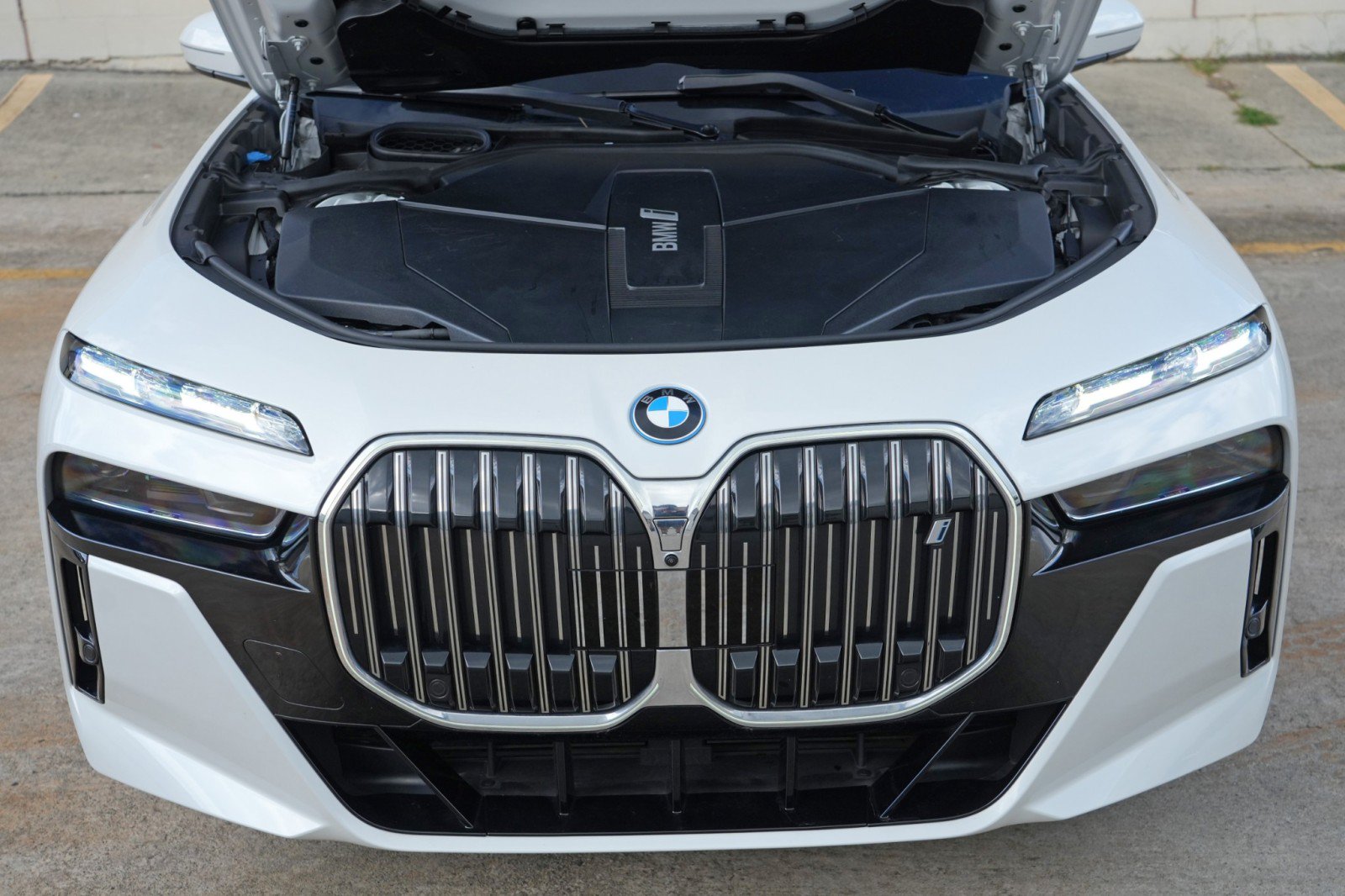 Used 2023 BMW i7 xDrive60 w/ Executive Package 2 AWD/4WD image 8