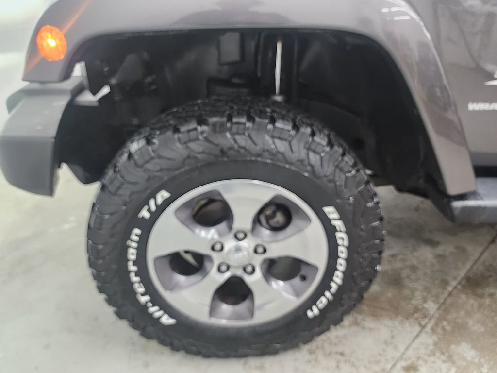 Used 2018 Jeep Wrangler Sahara w/ Connectivity Group image 35