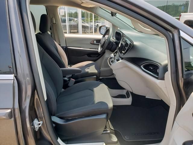 Used 2017 Chrysler Pacifica Touring FWD image 18