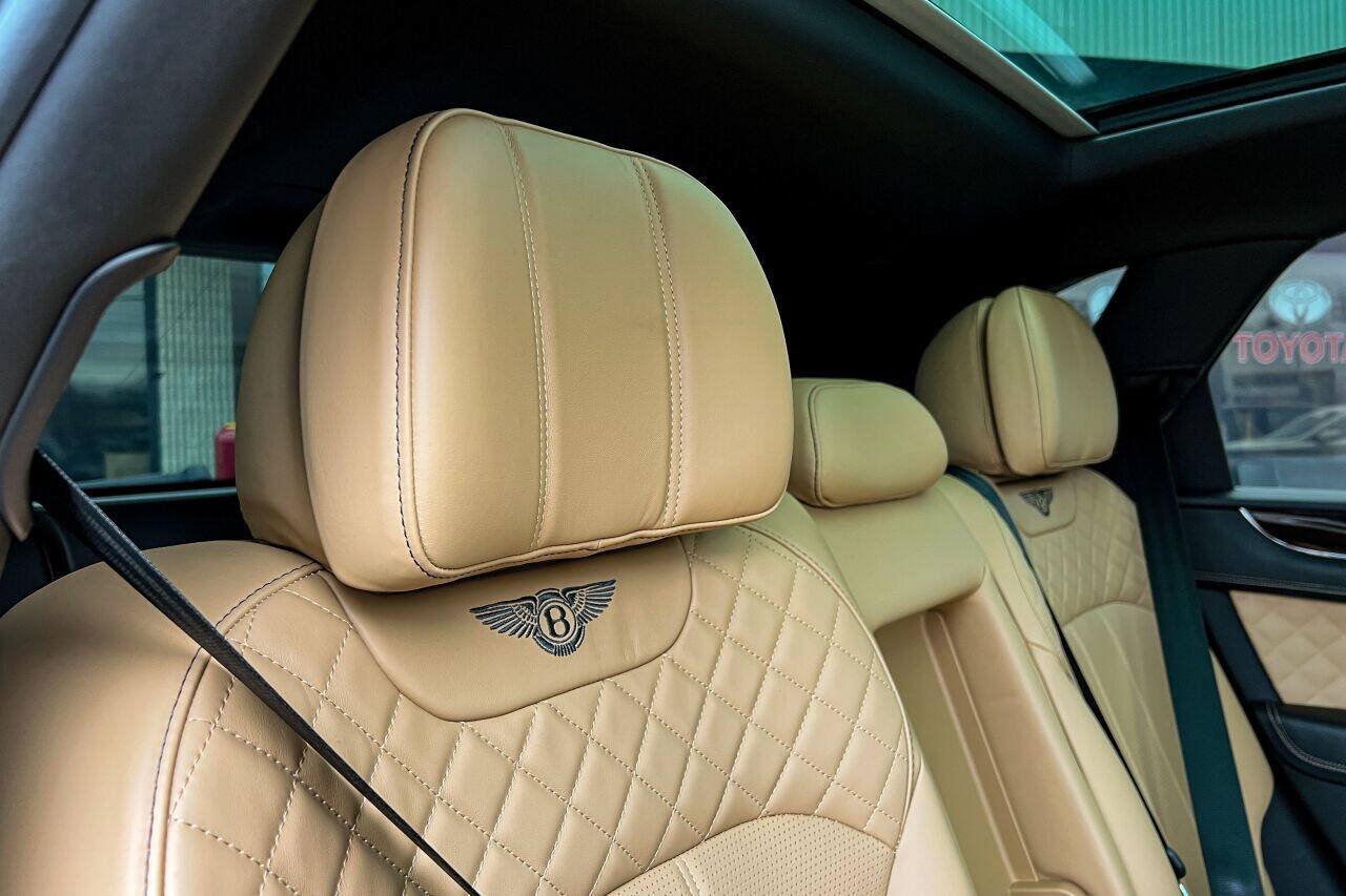Used 2017 Bentley Bentayga AWD/4WD image 16