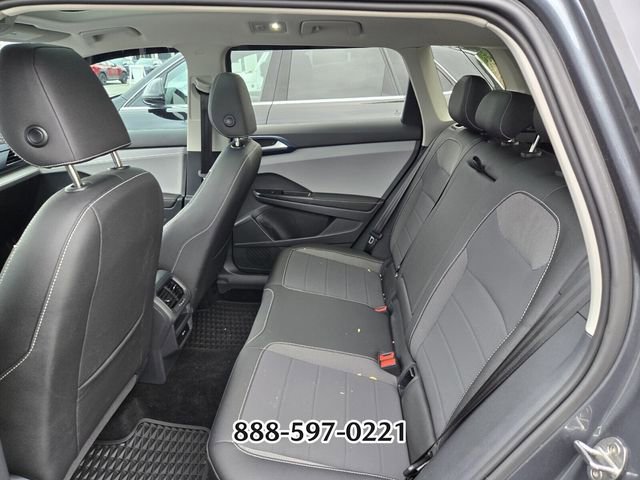 Used 2024 Volkswagen Taos SE w/ Panoramic Sunroof Package FWD image 4