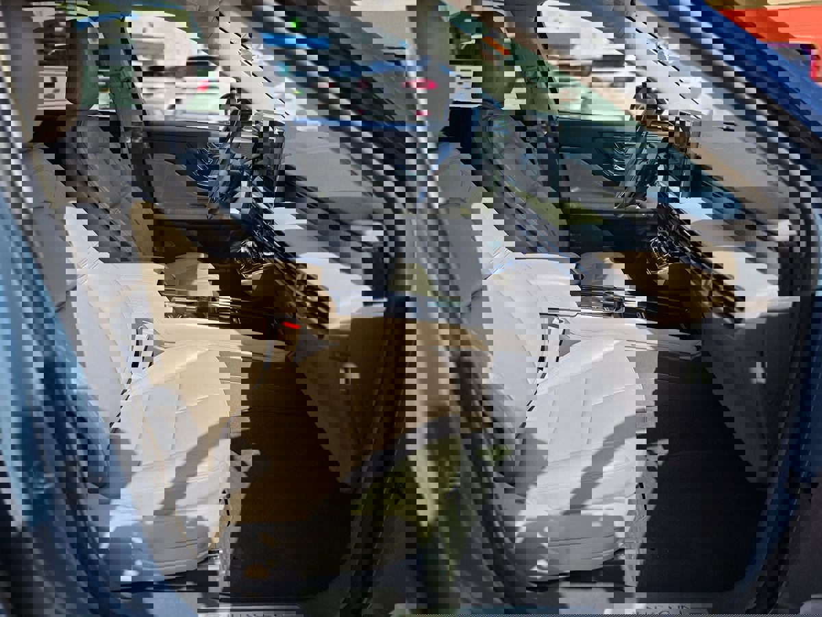 Used 2023 Lincoln Corsair FWD w/ Rear Removable Package Tray image 10