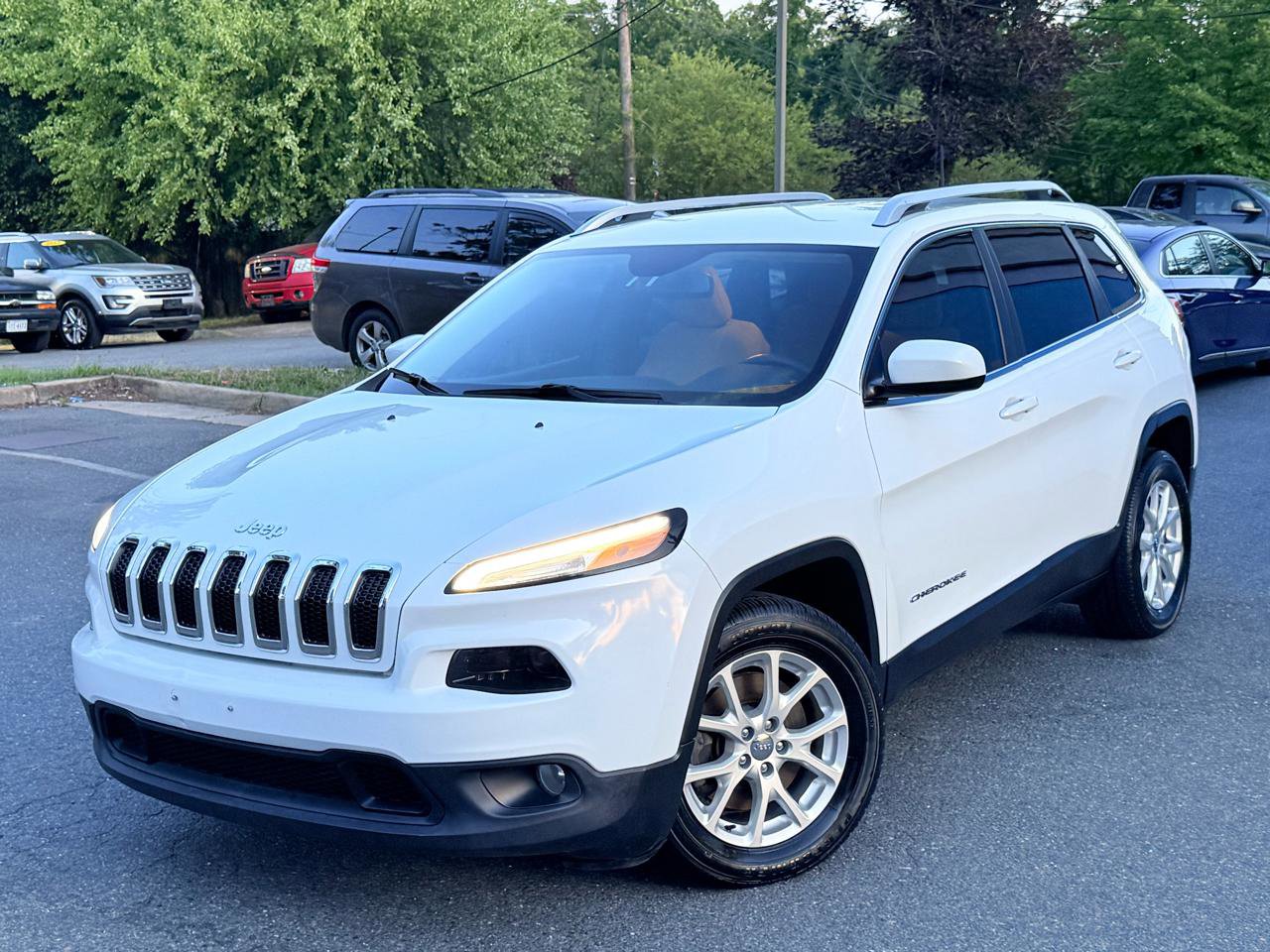 Used 2016 Jeep Cherokee Latitude w/ Cold Weather Group FWD image 3