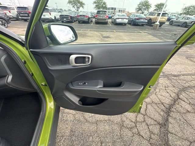 Used 2022 Hyundai Venue SEL FWD image 15