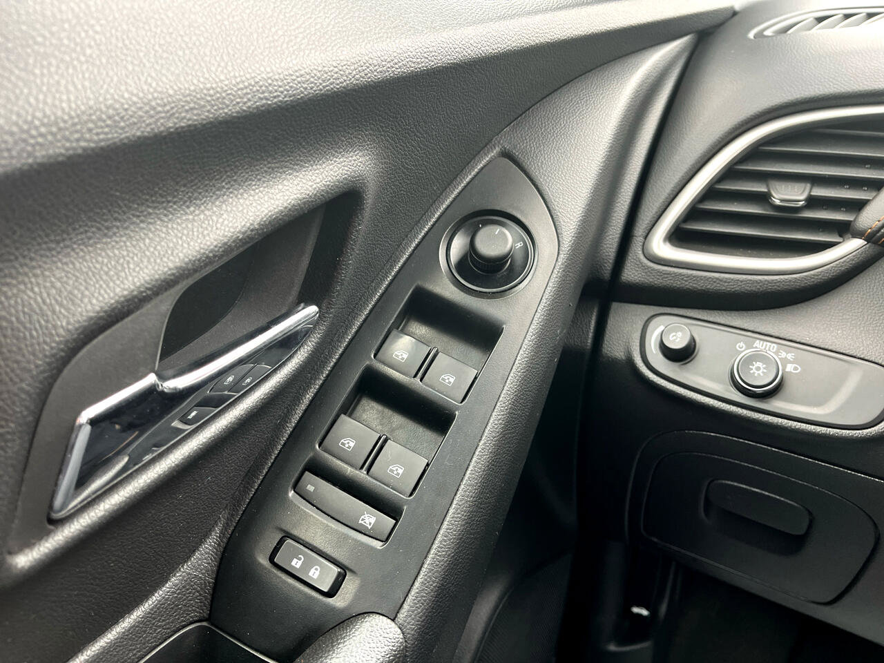 Used 2022 Chevrolet Trax LT w/ Driver Confidence Package image 13