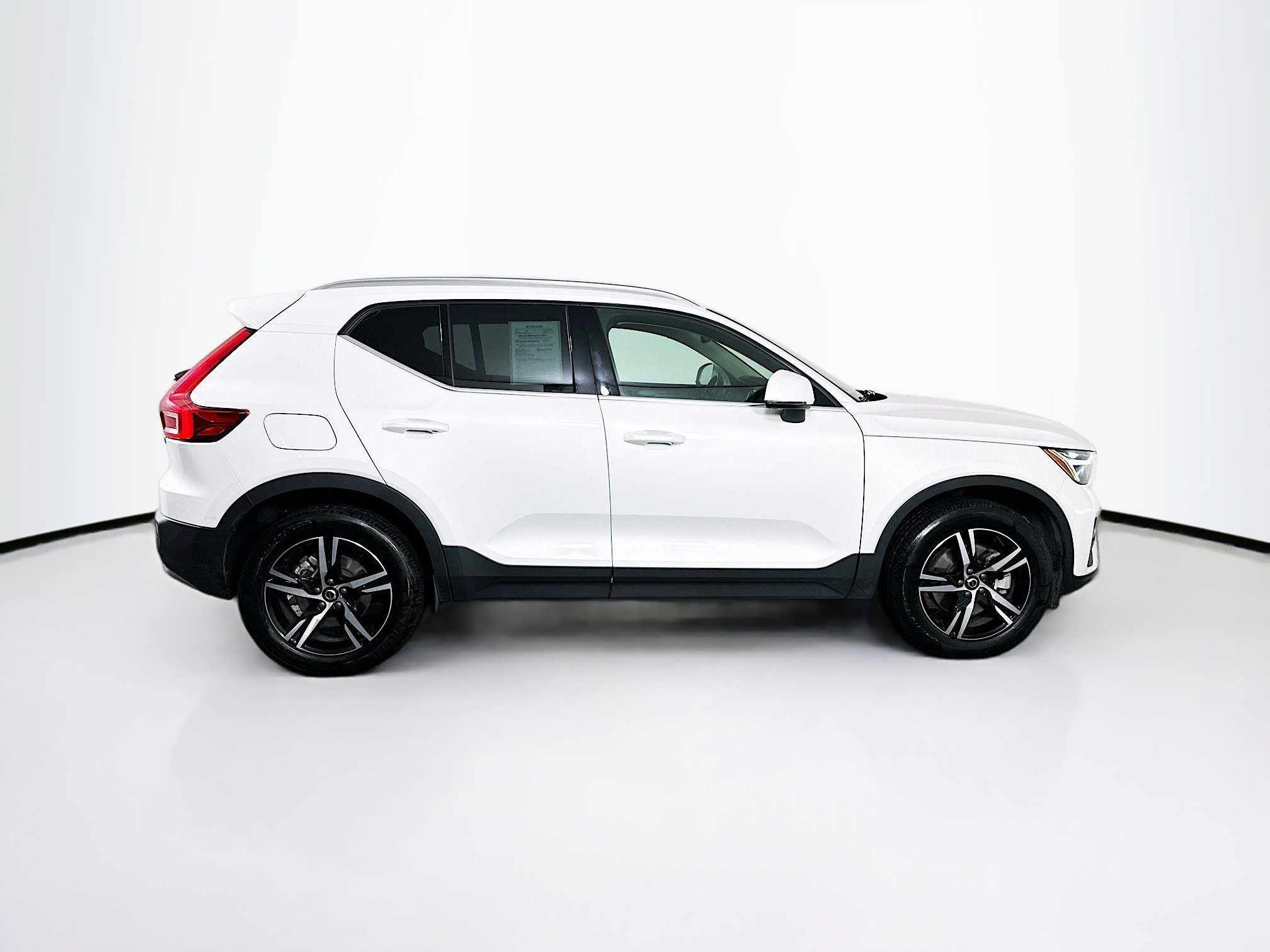 Used 2025 Volvo XC40 B5 Core AWD/4WD image 10