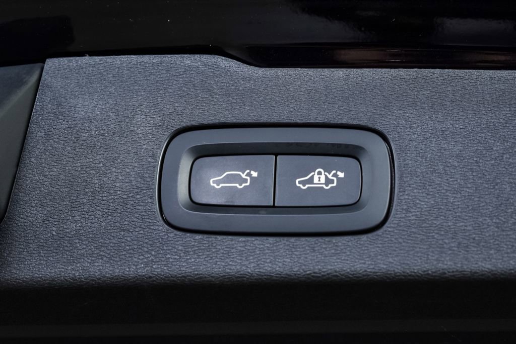 Certified 2024 Volvo V60 B5 Cross Country Plus image 33