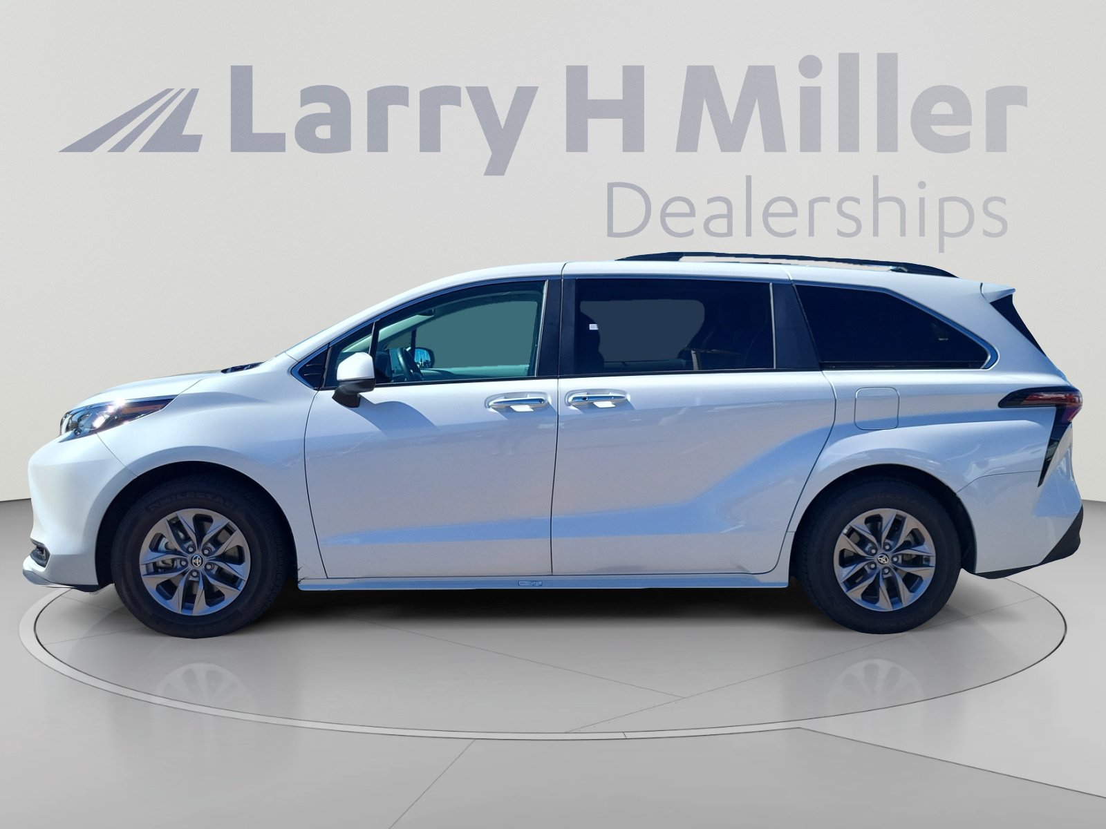 Used 2025 Toyota Sienna XLE FWD image 2