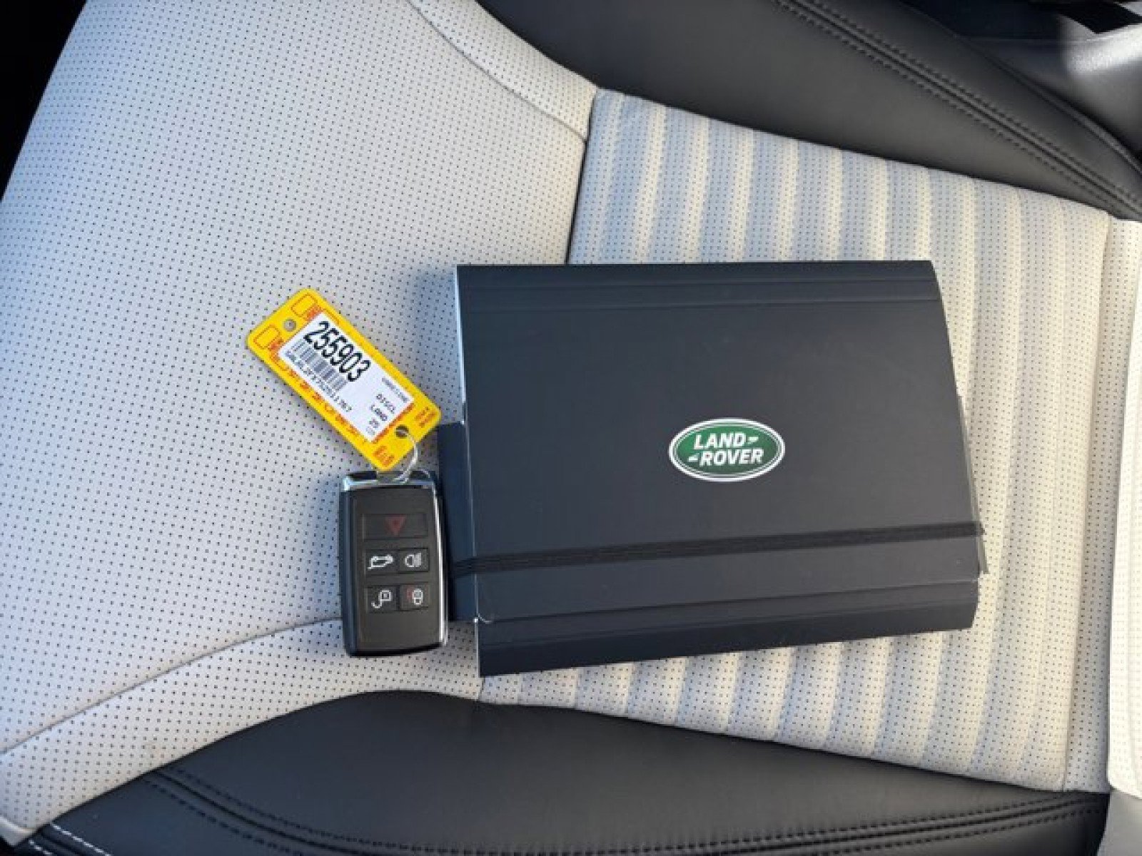 New 2025 Land Rover Discovery Dynamic SE image 22