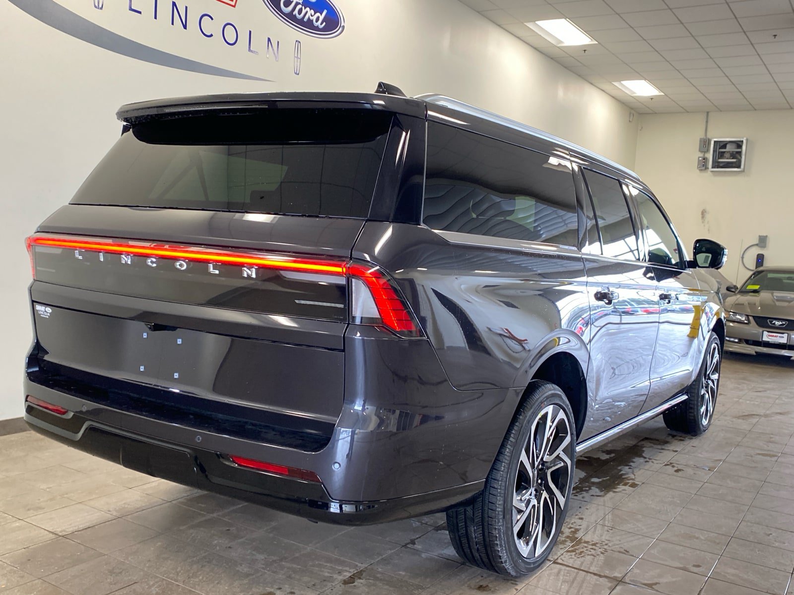 New 2026 Lincoln Navigator L Reserve AWD/4WD image 10