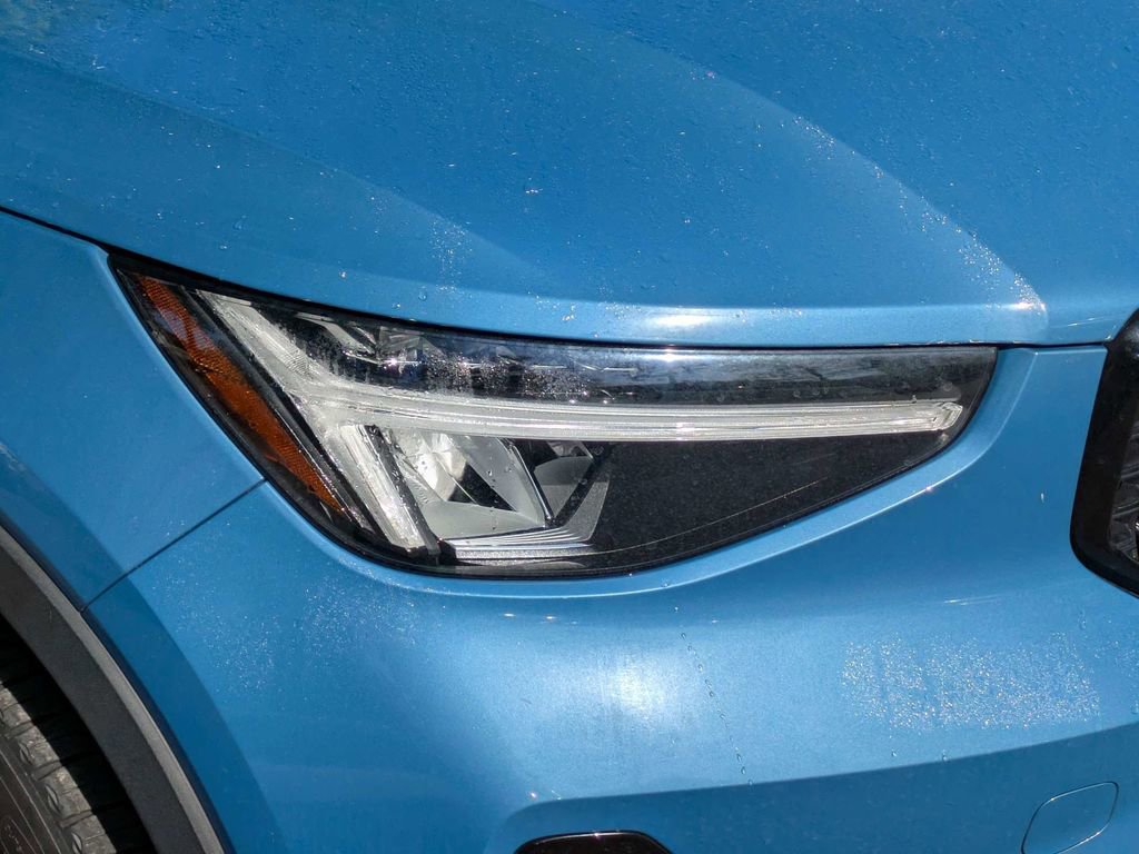 Certified 2023 Volvo XC40 B5 Plus w/ Driver Assist Package image 9