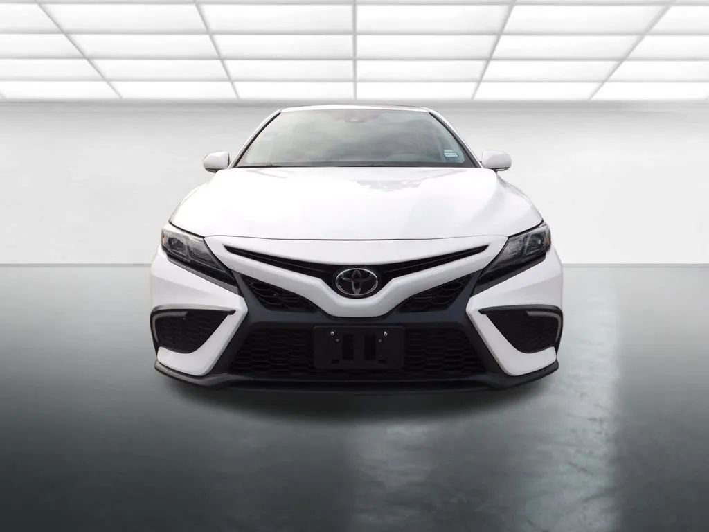 Used 2023 Toyota Camry SE image 2
