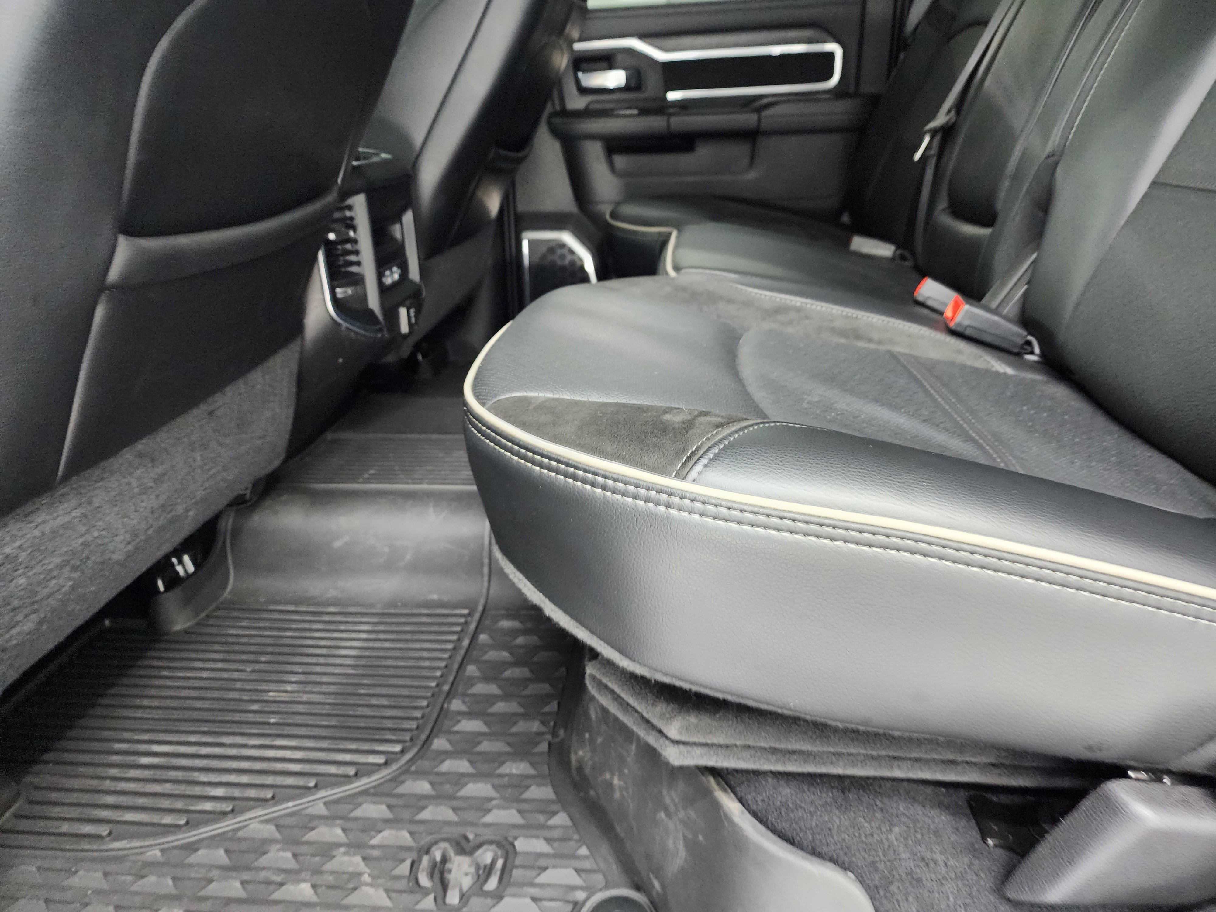 Used 2024 RAM 2500 Laramie w/ Night Edition image 33