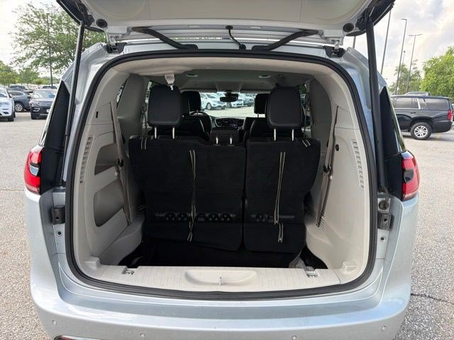 Used 2023 Chrysler Pacifica Touring-L FWD image 17