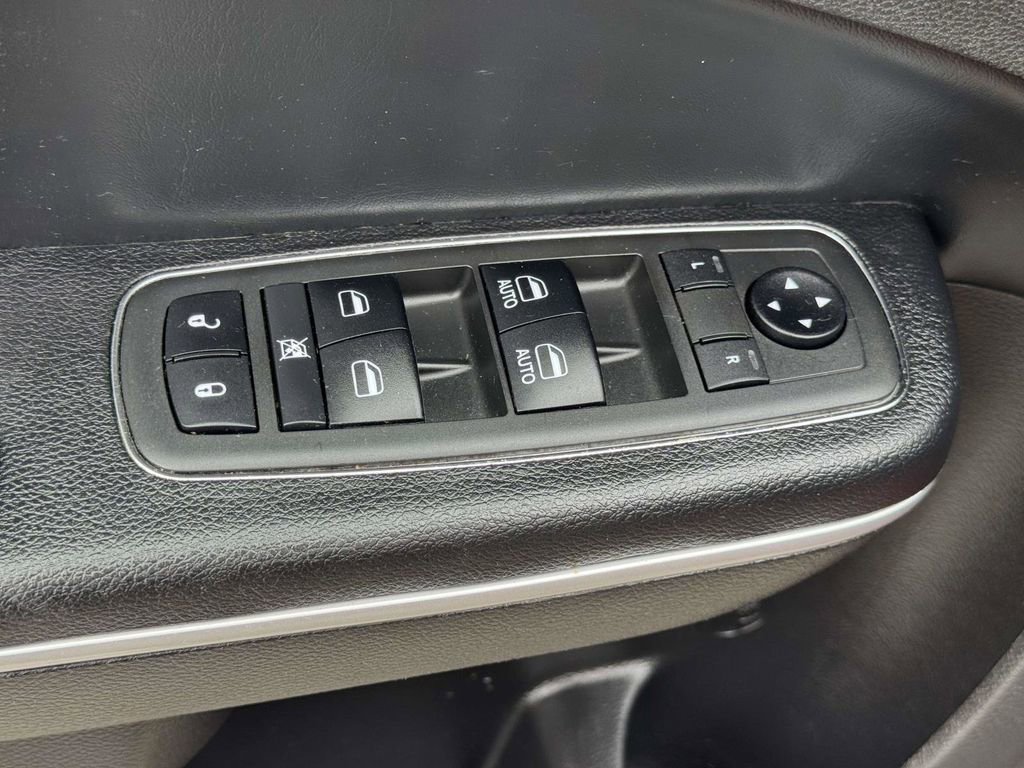 Used 2019 Chrysler 300 Touring w/ Chrome Appearance Package image 19