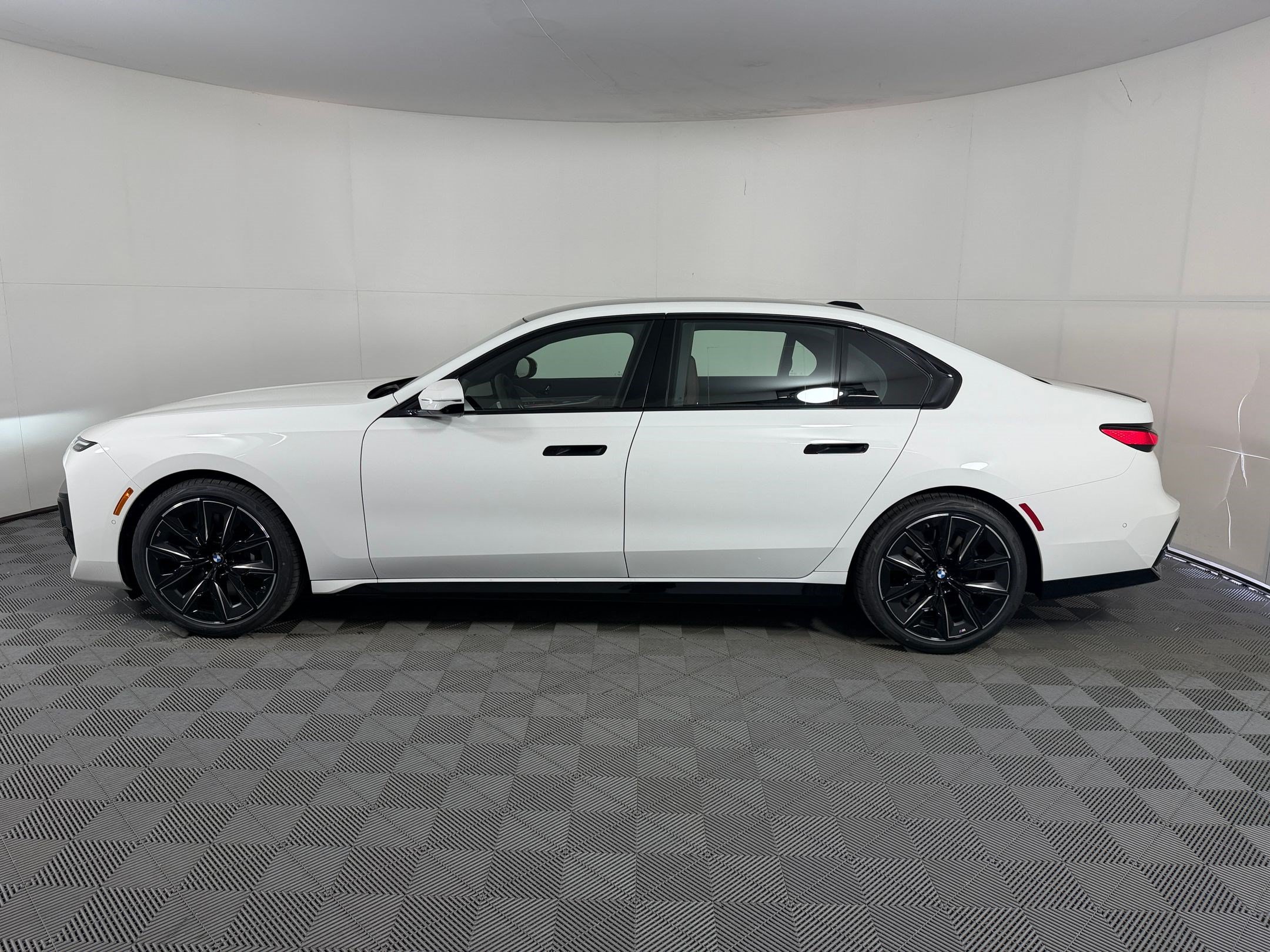 Used 2026 BMW 740i RWD image 2