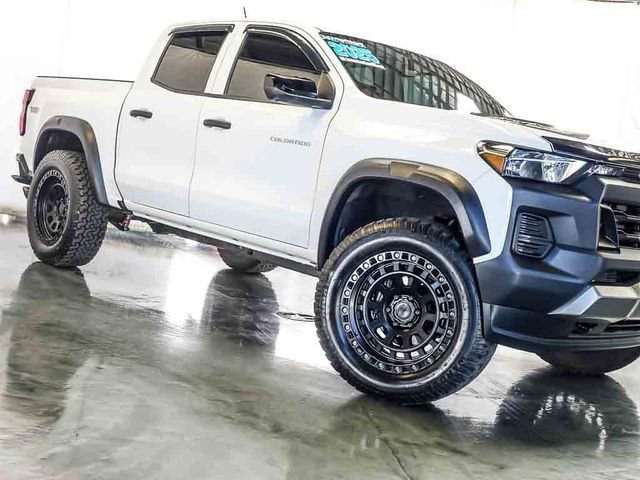 Used 2025 Chevrolet Colorado Trail Boss w/ Midnight Edition AWD/4WD image 5